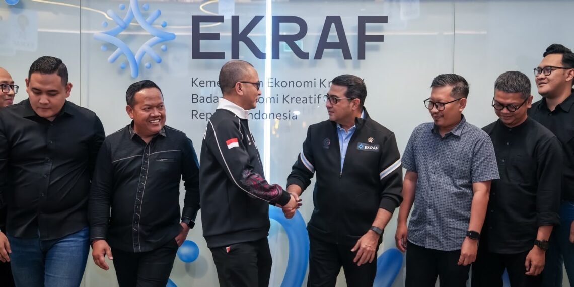Menteri Ekonomi Kreatif/Kepala Badan Ekonomi Kreatif (Ekraf), Teuku Riefky Harsya (keempat kanan), bersalaman dengan Ketua Umum Indonesia Creative Cities Network (ICCN), Tubagus Fiki Chikara Satari (ketiga kiri), seusai menerima audiensi ICCN di Kantor Kementerian Ekonomi Kreatif, Jakarta, Rabu (16/09/2026).(Dok. Biro Komunikasi Kementerian Ekonomi Kreatif/ Badan Ekonomi Kreatif)