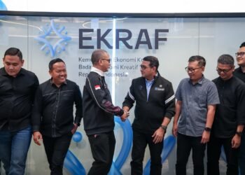 Menteri Ekonomi Kreatif/Kepala Badan Ekonomi Kreatif (Ekraf), Teuku Riefky Harsya (keempat kanan), bersalaman dengan Ketua Umum Indonesia Creative Cities Network (ICCN), Tubagus Fiki Chikara Satari (ketiga kiri), seusai menerima audiensi ICCN di Kantor Kementerian Ekonomi Kreatif, Jakarta, Rabu (16/09/2026).(Dok. Biro Komunikasi Kementerian Ekonomi Kreatif/ Badan Ekonomi Kreatif)