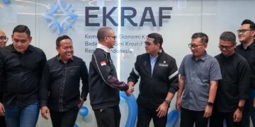 Menteri Ekonomi Kreatif/Kepala Badan Ekonomi Kreatif (Ekraf), Teuku Riefky Harsya (keempat kanan), bersalaman dengan Ketua Umum Indonesia Creative Cities Network (ICCN), Tubagus Fiki Chikara Satari (ketiga kiri), seusai menerima audiensi ICCN di Kantor Kementerian Ekonomi Kreatif, Jakarta, Rabu (16/09/2026).(Dok. Biro Komunikasi Kementerian Ekonomi Kreatif/ Badan Ekonomi Kreatif)