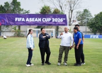 Ketum PSSI Erick Thohir mengecek sederet venue yang ditujukan untuk berlatih bagi tim-tim FIFA ASEAN Cup 2026 di Kota Bandung, Kamis (24/9) siang. (foto:raiky/Kemenpora.go.id)