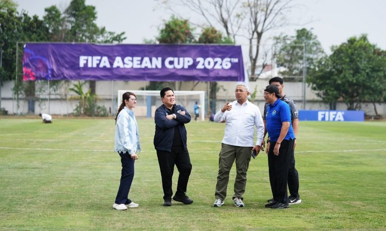 Ketum PSSI Erick Thohir mengecek sederet venue yang ditujukan untuk berlatih bagi tim-tim FIFA ASEAN Cup 2026 di Kota Bandung, Kamis (24/9) siang. (foto:raiky/Kemenpora.go.id)