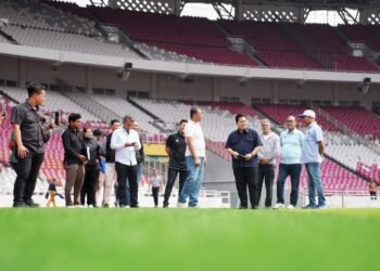 Ketua Umum PSSI Erick Thohir meninjau kesiapan stadion menjelang gelaran FIFA ASEAN Cup 2026. (foto:raiky/kemenpora.go.id)