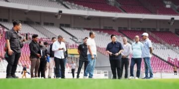 Ketua Umum PSSI Erick Thohir meninjau kesiapan stadion menjelang gelaran FIFA ASEAN Cup 2026. (foto:raiky/kemenpora.go.id)