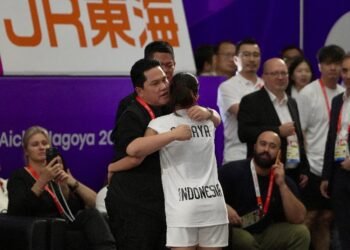 Menpora RI Erick Thohir mengapresiasi perjuangan sengit atlet teqball putri, Sumaya yang berhasil mendapatkan medali perak pada Asian Games 2026. (foto:Gilang/kemenpora.go.id)