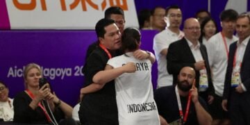 Menpora RI Erick Thohir mengapresiasi perjuangan sengit atlet teqball putri, Sumaya yang berhasil mendapatkan medali perak pada Asian Games 2026. (foto:Gilang/kemenpora.go.id)
