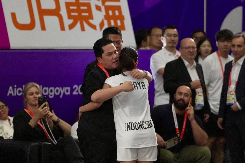 Menpora RI Erick Thohir mengapresiasi perjuangan sengit atlet teqball putri, Sumaya yang berhasil mendapatkan medali perak pada Asian Games 2026. (foto:Gilang/kemenpora.go.id)
