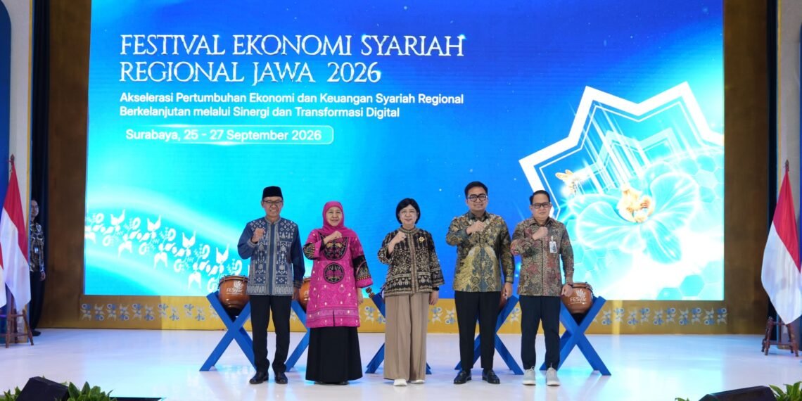 Gubernur Bank Indonesia, Destry Damayanti (tengah) membuka Festival Ekonomi Syariah (FESyar) Regional Jawa 2026 di Kota Surabaya (26/9).(Foto: Dok. Bank Indonesia)