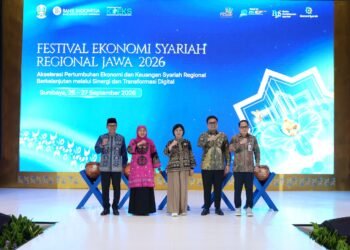Gubernur Bank Indonesia, Destry Damayanti (tengah) membuka Festival Ekonomi Syariah (FESyar) Regional Jawa 2026 di Kota Surabaya (26/9).(Foto: Dok. Bank Indonesia)