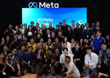 Ketua Umum PSSI Erick Thohir menggandeng konten kreator dari negara peserta FIFA ASEAN 2026 dalam acara Meta SEAbling Close Friends di Hotel Fairmont, Jakarta, Kamis (24/9) malam. (foto: Herry/kemenpora.go.id)