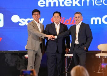 Ketua Umum PSSI, Erick Thohir (tengah), pelatih Timnas Indonesia John Herdman (kanan), dan Direktur Utama Emtek Media, Sutanto Hartono di SCTV Tower, Jakarta, Senin (14/9).(Foto: Humas PSSI)