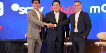 Ketua Umum PSSI, Erick Thohir (tengah), pelatih Timnas Indonesia John Herdman (kanan), dan Direktur Utama Emtek Media, Sutanto Hartono di SCTV Tower, Jakarta, Senin (14/9).(Foto: Humas PSSI)