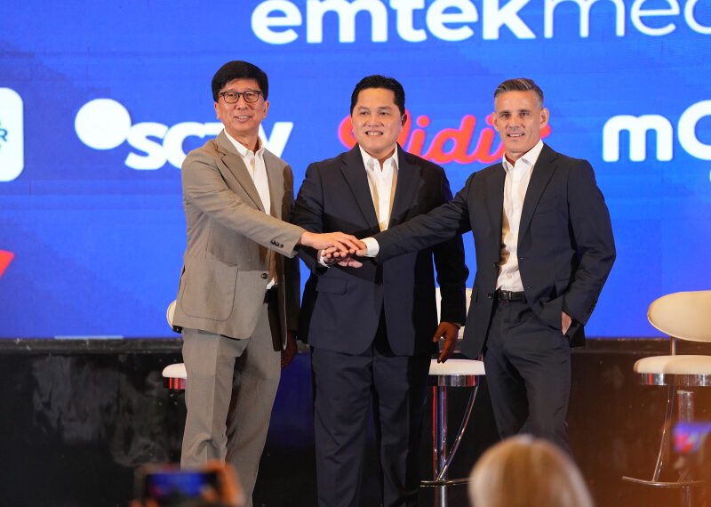 Ketua Umum PSSI, Erick Thohir (tengah), pelatih Timnas Indonesia John Herdman (kanan), dan Direktur Utama Emtek Media, Sutanto Hartono di SCTV Tower, Jakarta, Senin (14/9).(Foto: Humas PSSI)