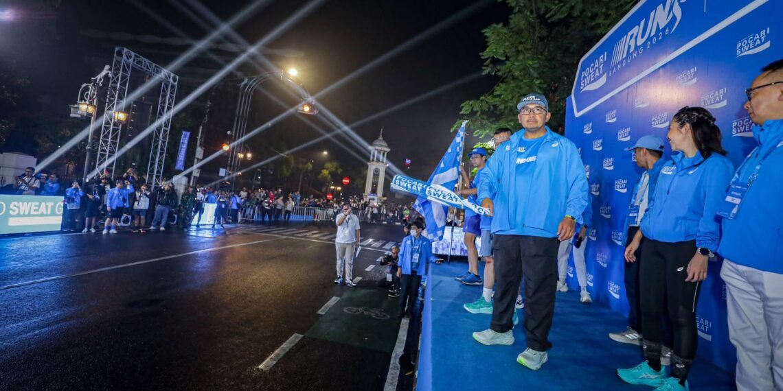 Wali Kota Bandung, Muhammad Farhan melepas Pocari Sweat Run 2026 di Kota Bandung, Sabtu 19 September 2026.(Foto: Humas Pemkot Bandung)