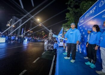 Wali Kota Bandung, Muhammad Farhan melepas Pocari Sweat Run 2026 di Kota Bandung, Sabtu 19 September 2026.(Foto: Humas Pemkot Bandung)