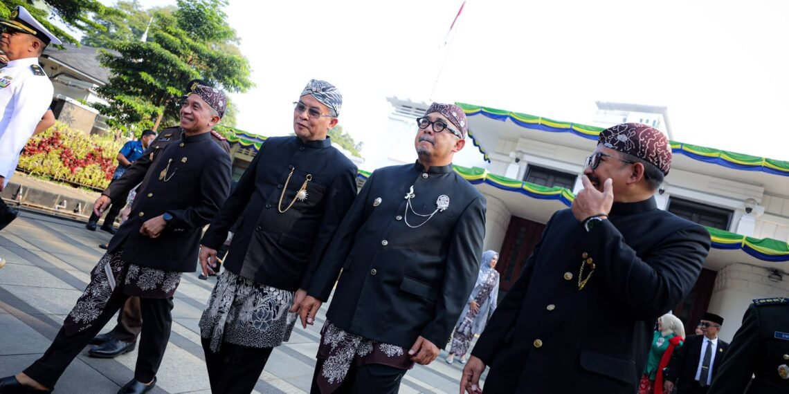 Wakil Gubernur Jawa Barat, Erwan Setiawan (kedua kiri) dan Wali Kota Muhammad Farhan (ketiga kiri) di sela-sela Upacara Peringatan Hari Jadi ke-216 Kota Bandung di Plaza Balai Kota Bandung, Jumat 25 September 2026.(Foto: Humas Pemkot Bandung)