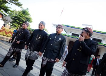 Wakil Gubernur Jawa Barat, Erwan Setiawan (kedua kiri) dan Wali Kota Muhammad Farhan (ketiga kiri) di sela-sela Upacara Peringatan Hari Jadi ke-216 Kota Bandung di Plaza Balai Kota Bandung, Jumat 25 September 2026.(Foto: Humas Pemkot Bandung)