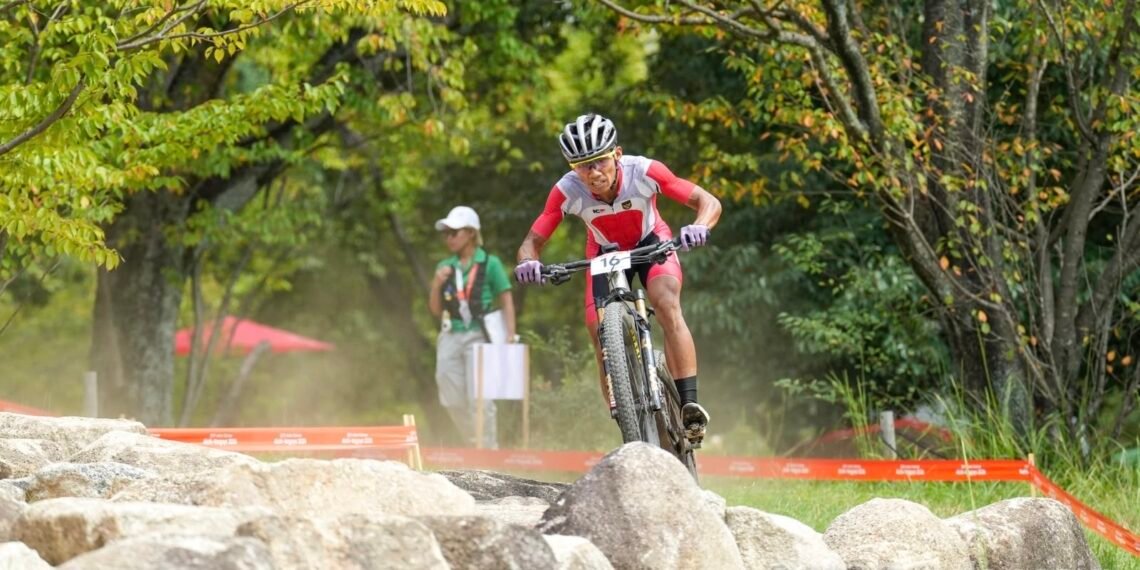 Atlet balap sepeda Indonesia, Feri Yudoyono, meraih medali perunggu pada Asian Games Aichi-Nagoya 2026. Feri finis di posisi ketiga nomor Men’s Cross Country Mountain Bike (MTB) yang berlangsung di Obata Ryokuchi Park, Jepang,(dok.NOC/MRP Via Kemenpora)