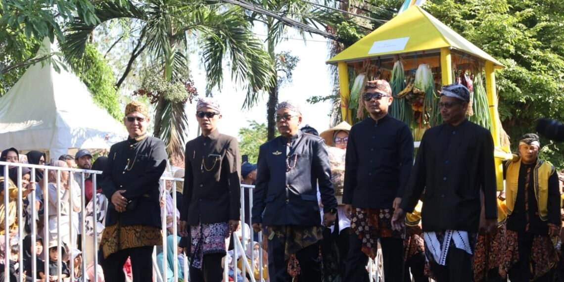 Ribuan warga Kuningan tumpah ruah menyaksikan helaran tradisi budaya Seba Sapton dan Babarit yang digelar dalam rangkaian peringatan Hari Jadi ke-528 Kuningan, Sabtu (5/9/2026).(Foto: Diskominfo Kab. Kuningan)