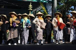 Ribuan warga Kuningan tumpah ruah menyaksikan helaran tradisi budaya Seba Sapton dan Babarit yang digelar dalam rangkaian peringatan Hari Jadi ke-528 Kuningan, Sabtu (5/9/2026).(Foto: Diskominfo Kab. Kuningan)
