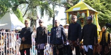 Ribuan warga Kuningan tumpah ruah menyaksikan helaran tradisi budaya Seba Sapton dan Babarit yang digelar dalam rangkaian peringatan Hari Jadi ke-528 Kuningan, Sabtu (5/9/2026).(Foto: Diskominfo Kab. Kuningan)