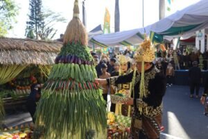 Helaran tradisi budaya Seba Sapton dan Babarit yang digelar dalam rangkaian peringatan Hari Jadi ke-528 Kuningan, Sabtu (5/9/2026).(Foto: Diskominfo Kab. Kuningan)