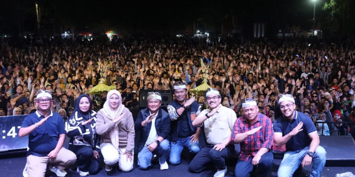 Pimpinan daerah foto bareng warga di Hari Jadi Kabupaten Kuningan.(Foto: Humas Pemkab Kuningan)