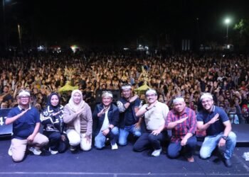 Pimpinan daerah foto bareng warga di Hari Jadi Kabupaten Kuningan.(Foto: Humas Pemkab Kuningan)