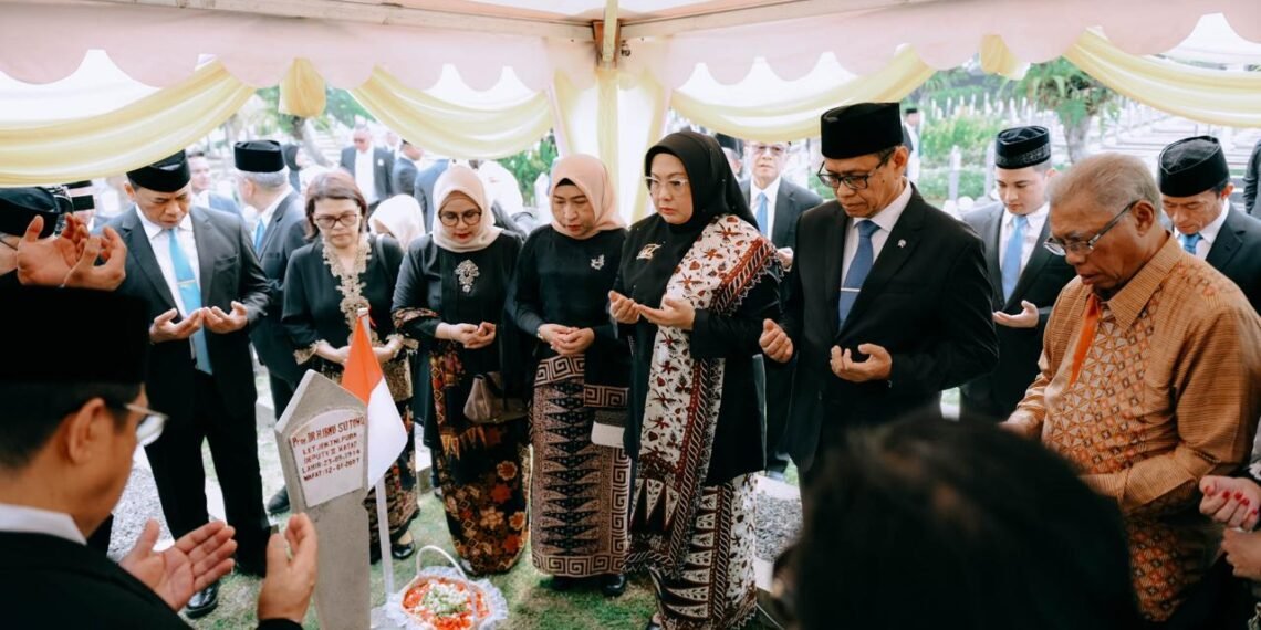 - Di Taman Makam Pahlawan Nasional Utama (TMPNU) Kalibata, Jakarta, Wakil Menteri Energi dan Sumber Daya Mineral (ESDM) Yuliot memimpin ziarah dan tabur bunga ke makam para mantan Menteri Pertambangan dan Energi dalam rangka memperingati Hari Jadi Pertambangan dan Energi ke-81.(Foto: Humas ESDM)