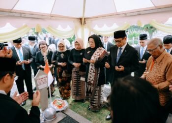 - Di Taman Makam Pahlawan Nasional Utama (TMPNU) Kalibata, Jakarta, Wakil Menteri Energi dan Sumber Daya Mineral (ESDM) Yuliot memimpin ziarah dan tabur bunga ke makam para mantan Menteri Pertambangan dan Energi dalam rangka memperingati Hari Jadi Pertambangan dan Energi ke-81.(Foto: Humas ESDM)