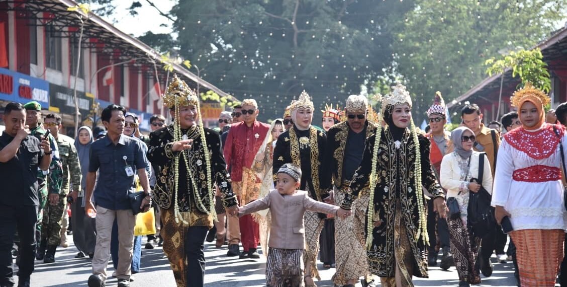 Helaran Karnaval Budaya Hari Jadi ke-528 Kuningan bertajuk “Tumapak ka Jaman Baheula: Napak Tilas Kuningan” berhasil menyedot antusiasme luar biasa dari ribuan warga yang tumpah ruah ke jalanan, Minggu (13/9/2026).(Foto: Diskominfo Kab. Kuningan)