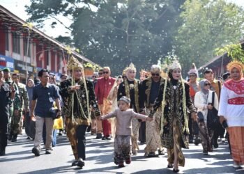 Helaran Karnaval Budaya Hari Jadi ke-528 Kuningan bertajuk “Tumapak ka Jaman Baheula: Napak Tilas Kuningan” berhasil menyedot antusiasme luar biasa dari ribuan warga yang tumpah ruah ke jalanan, Minggu (13/9/2026).(Foto: Diskominfo Kab. Kuningan)