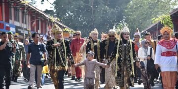 Helaran Karnaval Budaya Hari Jadi ke-528 Kuningan bertajuk “Tumapak ka Jaman Baheula: Napak Tilas Kuningan” berhasil menyedot antusiasme luar biasa dari ribuan warga yang tumpah ruah ke jalanan, Minggu (13/9/2026).(Foto: Diskominfo Kab. Kuningan)
