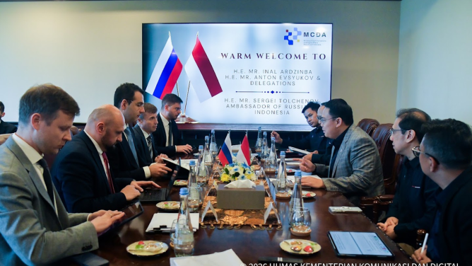 Wamenkomdigi Angga Raka Prabowo saat menerima Kunjungan Diplomatik Delegasi dari Utusan Kepresidenan Federasi Rusia di Kantor Kementerian Komdigi, Jakarta Pusat, Rabu (23/09/2026). Foto: Pey HS/Komdigi