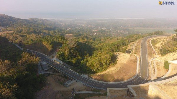 Jalan kelok 23 atau Jalan Baru Kretek–Girijati yang menghubungan Kab. Bantul dan Kab. Gunungkidul.(Foto: Dok. Humas Kementerian PU)