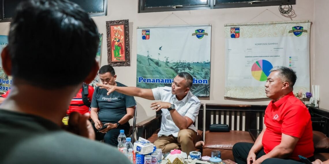 Wakil Wali Kota Bogor, Jenal Mutaqin (baju putih), saat rapat koordinasi dan evaluasi penanganan kebakaran di TPAS Galuga, Rabu (16/9/2026) malam.(Foto: Humas Pemkot Bogor)