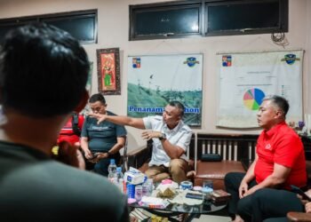 Wakil Wali Kota Bogor, Jenal Mutaqin (baju putih), saat rapat koordinasi dan evaluasi penanganan kebakaran di TPAS Galuga, Rabu (16/9/2026) malam.(Foto: Humas Pemkot Bogor)