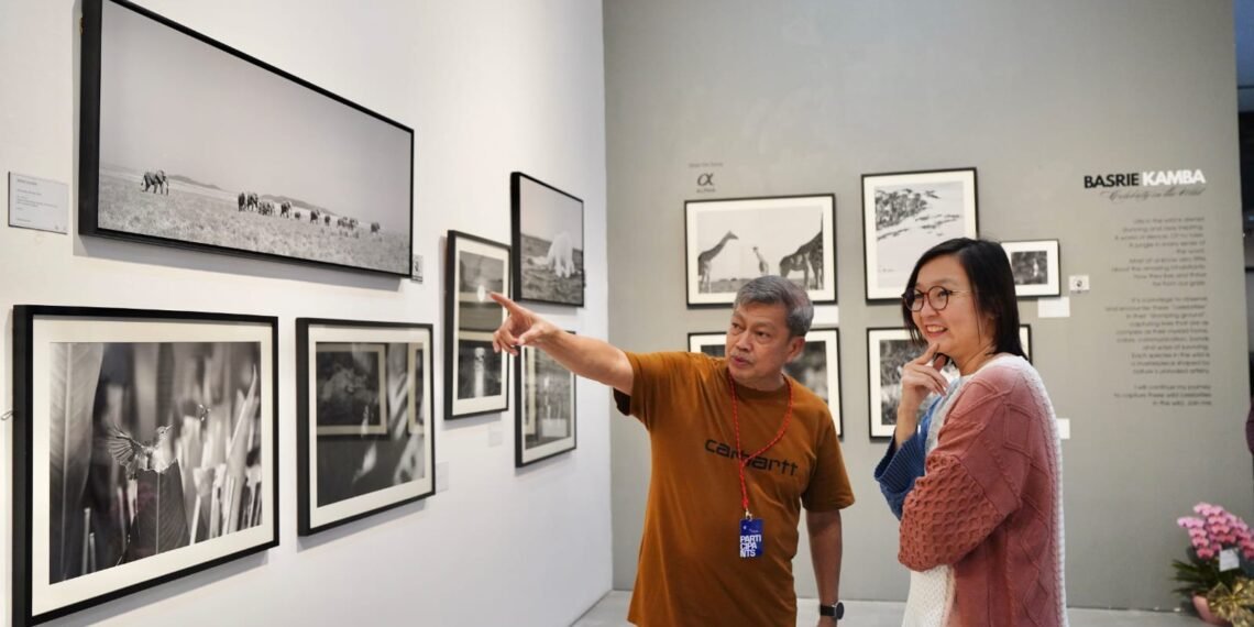 Wakil Menteri Ekonomi Kreatif Irene Umar mengamati karya fotografi dalam pameran Jakarta International Photo Festival (JIPFest) 2026 di Gedung Trisno Soemardjo, Taman Ismail Marzuki (TIM), Jakarta, Jumat (18/09/2026).(Foto: Dok. Biro Komunikasi Kementerian Ekraf/ Badan Ekonomi Kreatif)