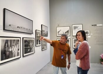 Wakil Menteri Ekonomi Kreatif Irene Umar mengamati karya fotografi dalam pameran Jakarta International Photo Festival (JIPFest) 2026 di Gedung Trisno Soemardjo, Taman Ismail Marzuki (TIM), Jakarta, Jumat (18/09/2026).(Foto: Dok. Biro Komunikasi Kementerian Ekraf/ Badan Ekonomi Kreatif)