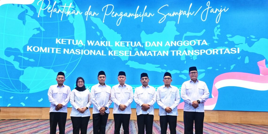 Menteri Perhubungan Dudy Purwagandhi (tengah) usai melantik ketua dan anggota Komite Nasional Keselamatan Transportasi (KNKT) masa jabatan 2026-2030, di Kantor Pusat Kementerian Perhubungan, Jakarta, Jumat (25/9).(Foto: Dok. Kemenhub)
