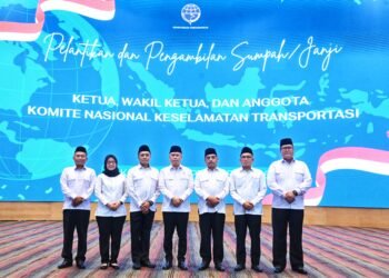 Menteri Perhubungan Dudy Purwagandhi (tengah) usai melantik ketua dan anggota Komite Nasional Keselamatan Transportasi (KNKT) masa jabatan 2026-2030, di Kantor Pusat Kementerian Perhubungan, Jakarta, Jumat (25/9).(Foto: Dok. Kemenhub)
