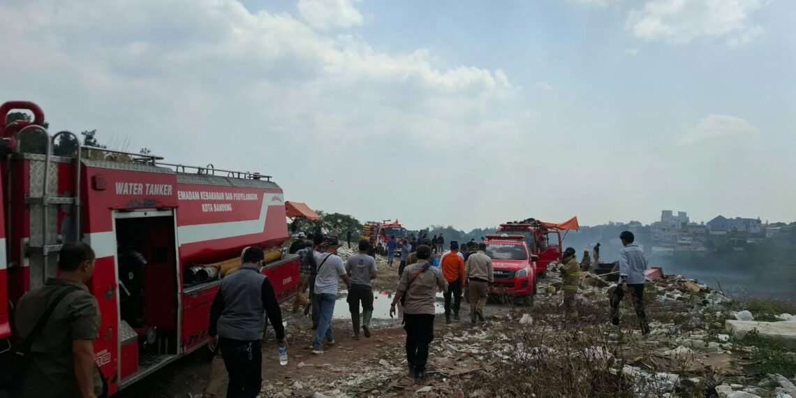 Sebanyak 19 warga dilaporkan mengalami gangguan kesehatan akibat asap kebakaran lahan yang terjadi di RT 001 RW 010 Kelurahan Ciumbuleuit, Kecamatan Cidadap.(Foto: Humas Pemkot Bandung)