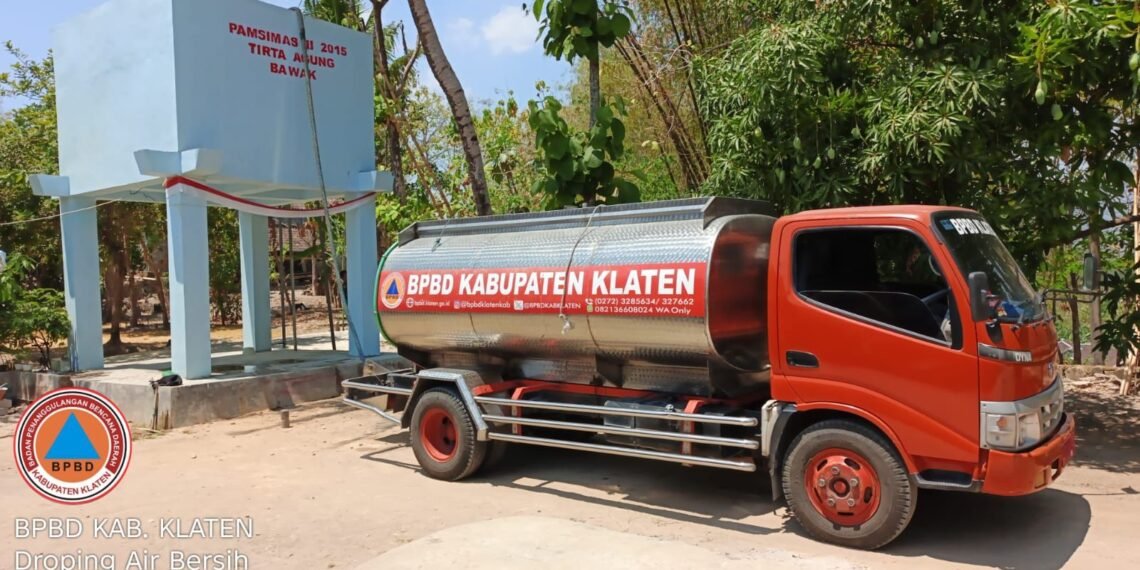BPBD Kabupaten Klaten mendistribusikan bantuan air bersih sebanyak sembilan tangki atau 45.000 liter ke 11 desa di lima kecamatan yang terdampak krisis air bersih akibat kekeringan, pada Minggu (13/9). (Foto: BPBD Kabupaten Klaten.)