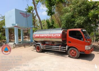 BPBD Kabupaten Klaten mendistribusikan bantuan air bersih sebanyak sembilan tangki atau 45.000 liter ke 11 desa di lima kecamatan yang terdampak krisis air bersih akibat kekeringan, pada Minggu (13/9). (Foto: BPBD Kabupaten Klaten.)