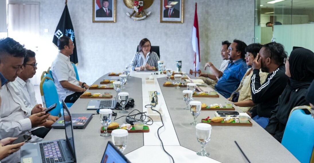 Wakil Menteri Ekonomi Kreatif/Wakil Kepala Badan Ekonomi Kreatif (Ekraf) Irene Umar menerima audiensi Dewan Kesenian Jakarta (DKJ) untuk membahas persiapan perhelatan seni berskala global, Jakarta Biennale 2026, di Gedung Film Pesona Indonesia, Jakarta, Senin (31/8/2026).(Foto: Dok. Biro Komunikasi Kementerian Ekraf/ Badan Ekonomi Kreatif)
