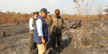 Kepala BNPB Letjen TNI Dr Suharyanto S.Sos., M.M , Menteri Kehutanan RI Raja Juli Antoni dan Kepala Otorita Ibukota Nusantara (OIKN) Basuki Hadimuljono saat meninjau langsung dan memberikan dukungan penuh kepada Satgas Darat di wilayah terdampak karhutla Bukit Tengkorak, Kecamatan Sepaku, Kabupaten Penajam Paser Utara, Provinsi Kalimantan Timur (14/9) (Foto: Bidang Komunikasi Kebencanaan/Beratria Sukisno)
