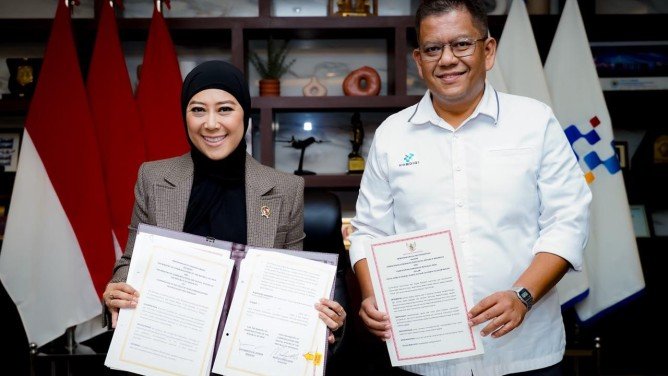 Menteri Komunikasi dan Digital RI Meutya Hafid bersama Menteri Komunikasi India Jyotiraditya M Scindia telah menyepakati penandatanganan MoU. Kesepakatan tersebut menegaskan komitmen kedua negara untuk mengembangkan layanan telekomunikasi melalui kerja sama yang setara dan saling menguntungkan.(Foto: Humas Kemkomdigi)