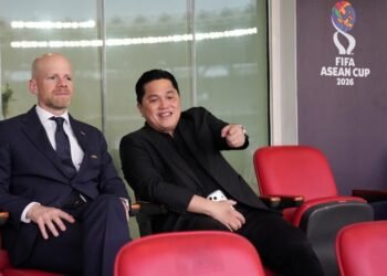 Ketum PSSI Erick Thohir mengajak Sekretaris Jenderal (Sekjen) FIFA Mattias Grafstrom menonton laga perdana FIFA ASEAN di Gelora Bung Karno, Jumat (25/9) siang. (foto:raiky/Kemenpora.go.id)