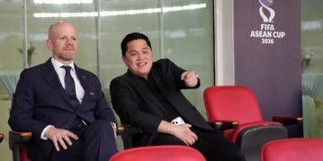 Ketum PSSI Erick Thohir mengajak Sekretaris Jenderal (Sekjen) FIFA Mattias Grafstrom menonton laga perdana FIFA ASEAN di Gelora Bung Karno, Jumat (25/9) siang. (foto:raiky/Kemenpora.go.id)