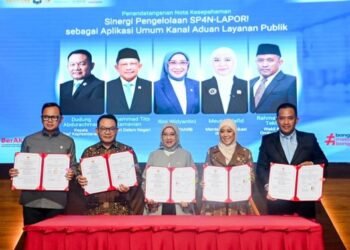 Menkomdigi Meutya Hafid bersama Menteri PANRB Rini Widyantini, Kepala KSP Dudung Abdurachman, Wakil Menteri Dalam Negeri Bima Arya Wiguna, Wakil Ketua Ombudsman RI Rahmadi Indra Tektona menunjukkan dokumen Nota Kesepahaman SP4N-LAPOR! di Kantor Kementerian PAN-RB, Jakarta Selatan, Selasa (29/09/2026). Foto: Ahmad Tri Hawaari/Komdigi