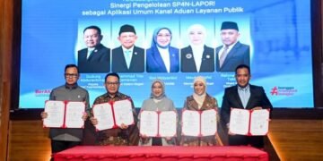 Menkomdigi Meutya Hafid bersama Menteri PANRB Rini Widyantini, Kepala KSP Dudung Abdurachman, Wakil Menteri Dalam Negeri Bima Arya Wiguna, Wakil Ketua Ombudsman RI Rahmadi Indra Tektona menunjukkan dokumen Nota Kesepahaman SP4N-LAPOR! di Kantor Kementerian PAN-RB, Jakarta Selatan, Selasa (29/09/2026). Foto: Ahmad Tri Hawaari/Komdigi